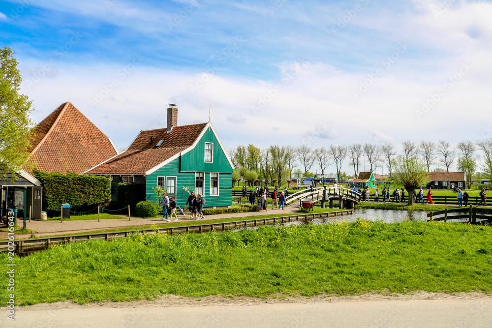 Traditionelle holländische Häuser in Zaanse Schans in den Niederlanden in Europa Traditionelle holländische Häuser in Zaanse Schans in den Niederlanden in Europa
