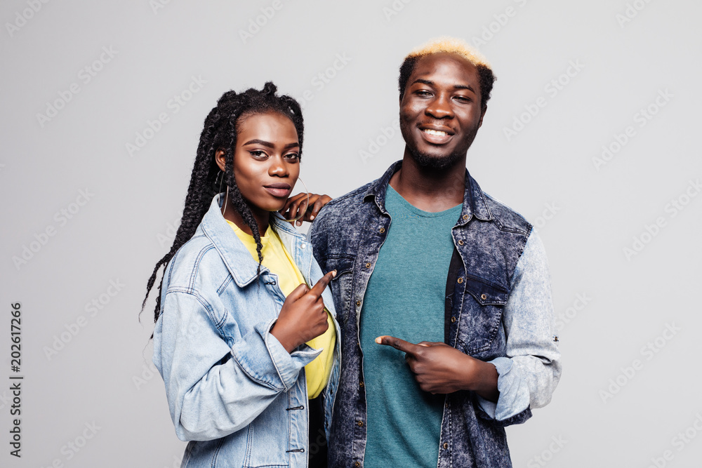 Φωτογραφία Portrait of a lovely young afro american couple pointing fingers at each other i