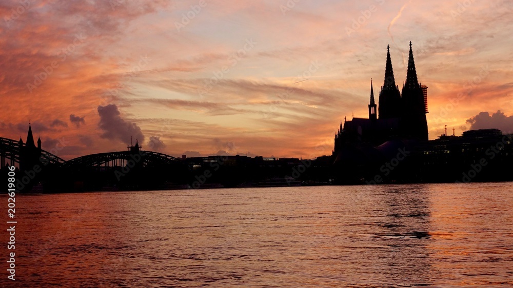 Kölner Dom bei Sonnenuntergang und in der Nacht
