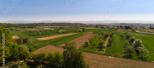 Luftbild mit Blick über die Felder auf Wolfschlugen im Kreis Esslingen