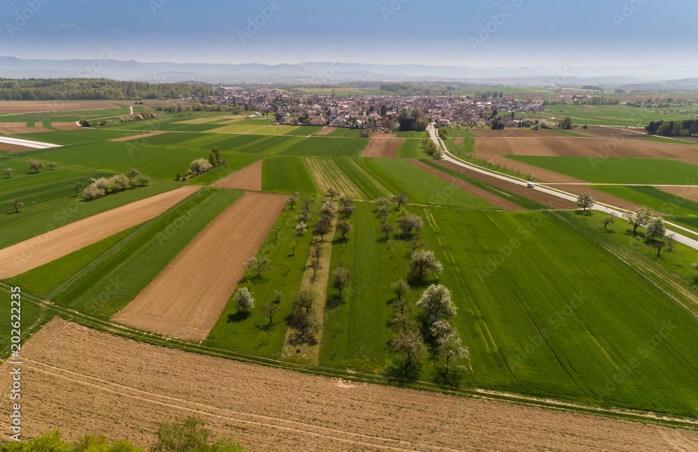 Luftbild mit Blick über die Felder auf Wolfschlugen im Kreis Esslingen