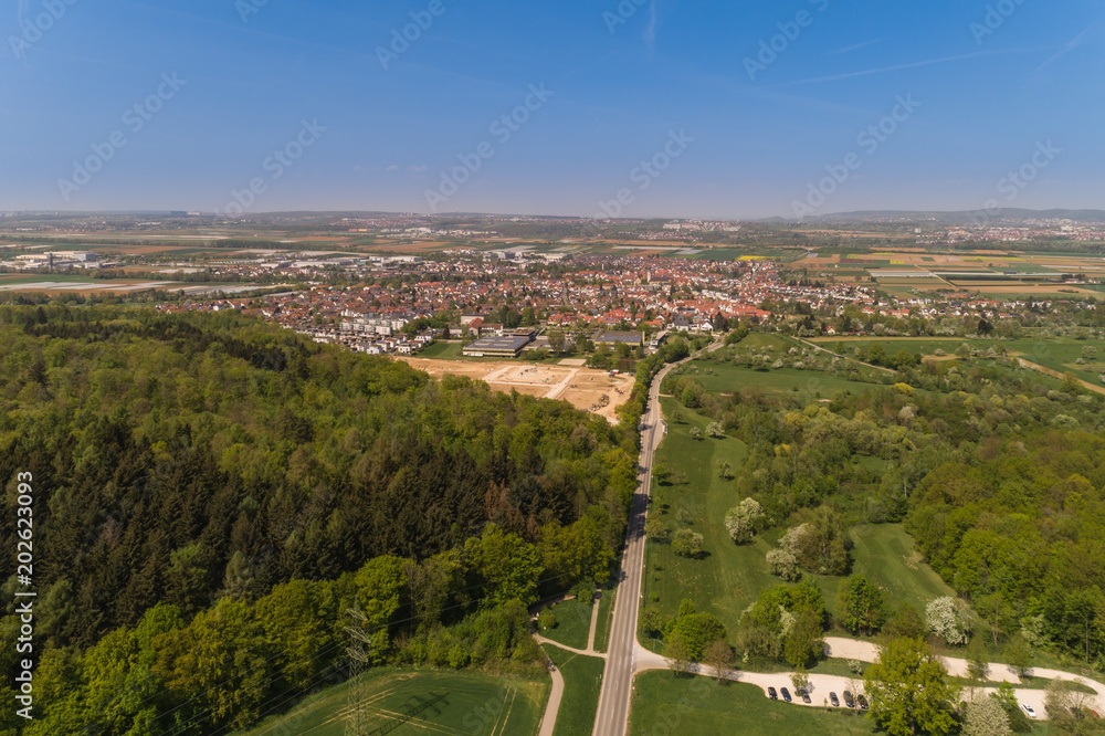Luftaufnahme mit blick über den Wald auf Neuhausen Filder