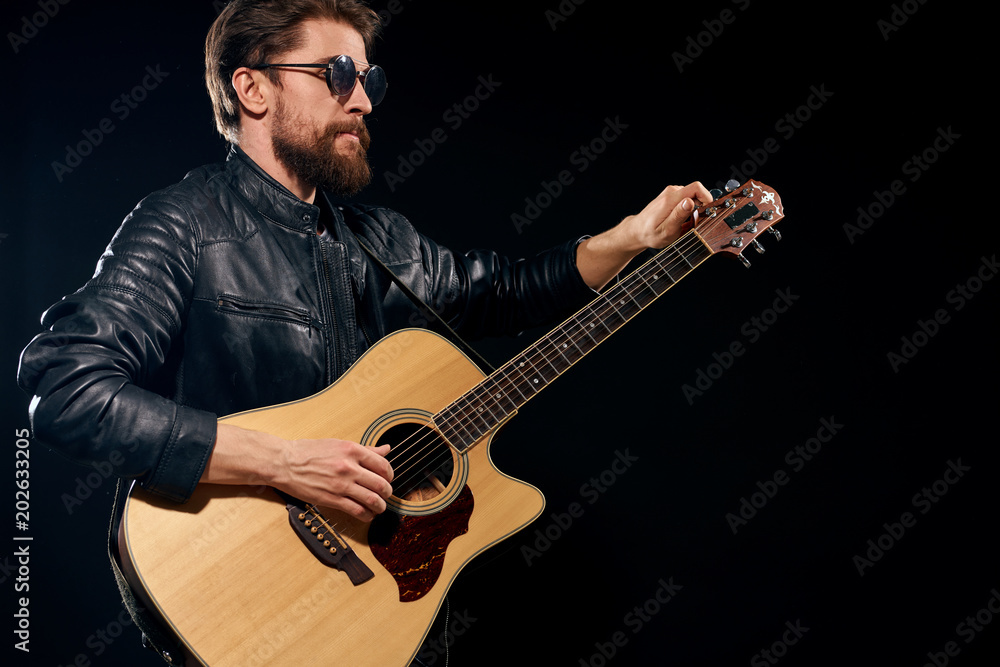 Obraz premium man playing guitar