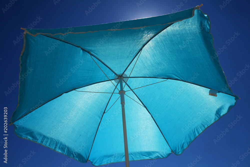 parasol bleu sur une plage