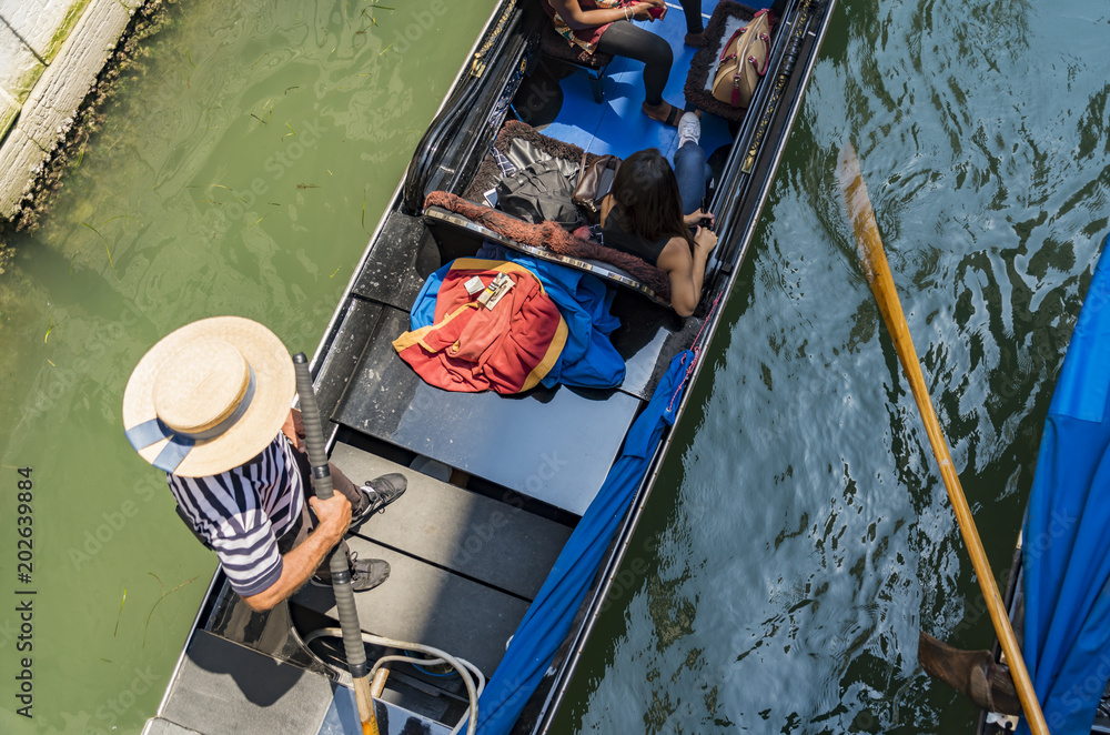 Obraz premium Beautiful view of the canal with a floating gondola