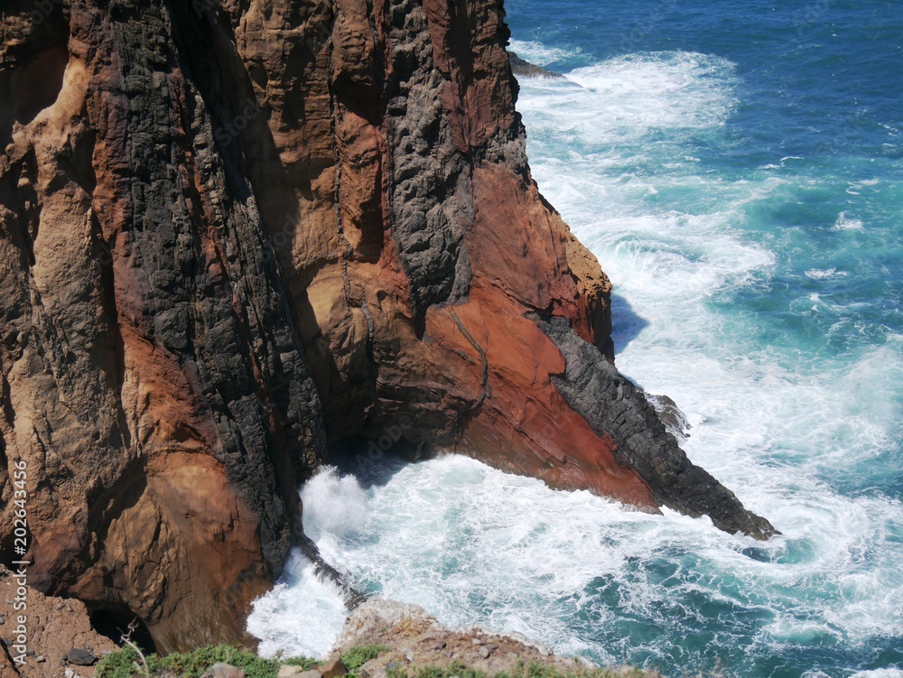 Fototapeta Klify wulkaniczne na Atlantyku na półwyspie Sâo Lourenço na Maderze w Portugalii.