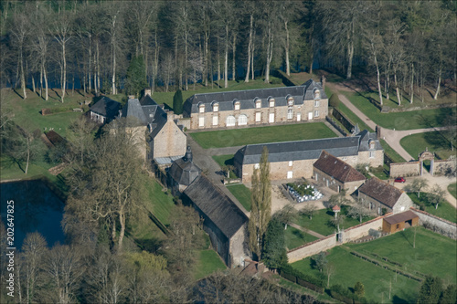 vue aérienne du château de La Motte Fouquet dans l'Orne en France photo