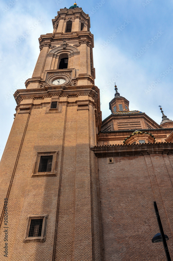 Φωτογραφία The Cathedral of the Savior or La Seo de Zaragoza is a Roman Catholic cathedral