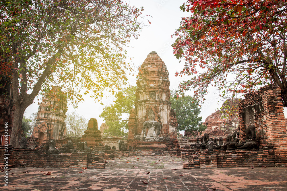 Φωτογραφία Aged abandon temple and buddha in Ayutthaya, the national historical place of Thailand