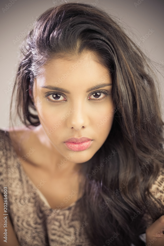 Naklejka premium Sexy frowning brunette looking at camera