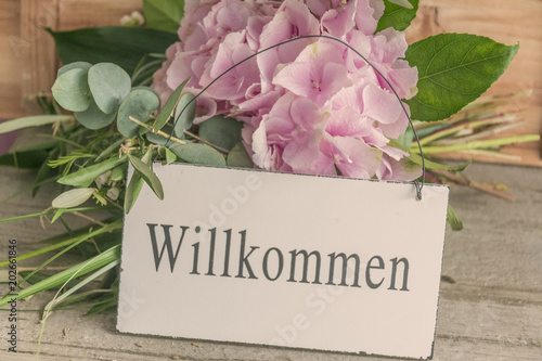 Willkommen! Dekoration mit Blumen