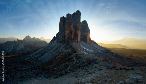 Die drei Zinnen in den Dolomiten bei Sonnenuntergang