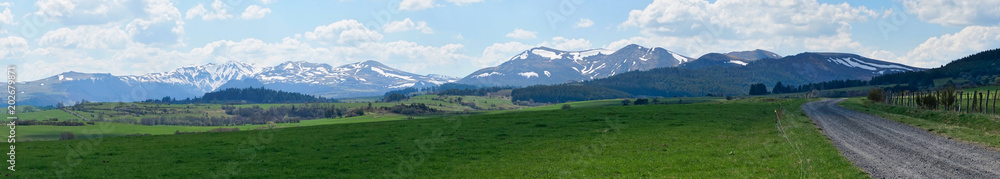 Chaîne des Puys du Sancy au printemps. Prise de vue panoramique