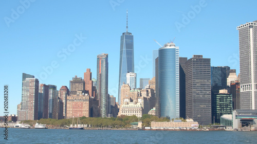 CLOSE UP: Glassy skyscrapers and luxury waterfront condos in Lower Manhattan © helivideo