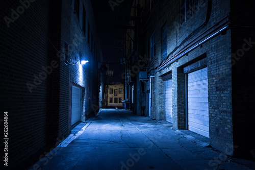 Fotografia Dark and eerie urban city alley at night