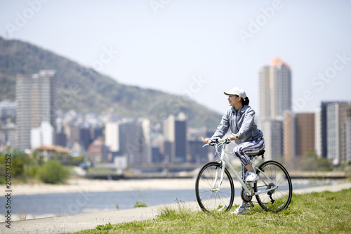 ロードバイクに乗る女性 © beeboys