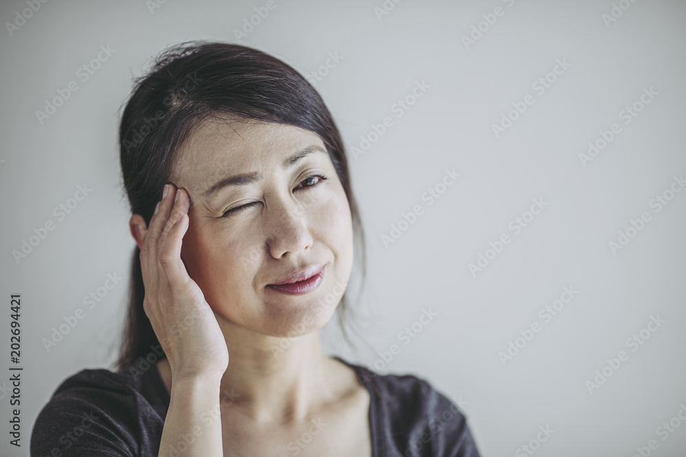 痛みを抱える女性 痛みを抱える女性