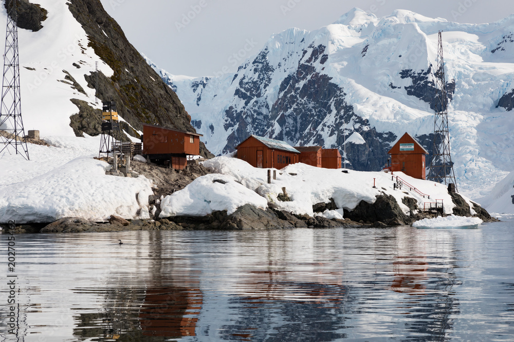 Φωτογραφία Brown Station an Argentine Antarctic base and scientific research station locate