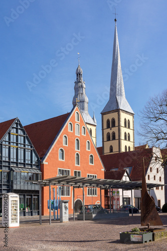 Waisenhausplatz mit Ballhaus, Zeughaus und Kirche St. Nikolai in Lemgo, Nordrhein-Westfalen