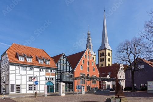 Waisenhausplatz mit Ballhaus, Zeughaus und Kirche St. Nikolai in Lemgo, Nordrhein-Westfalen