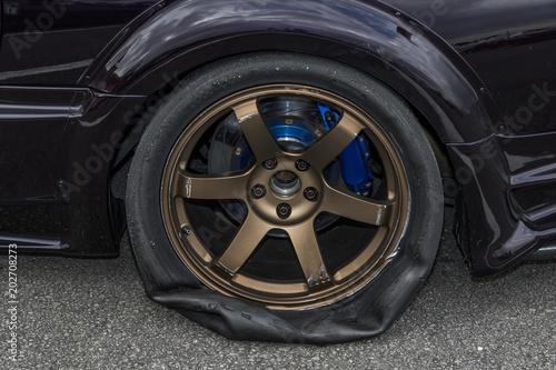 パンクしたタイヤ　A flat tire.jpg © norikko