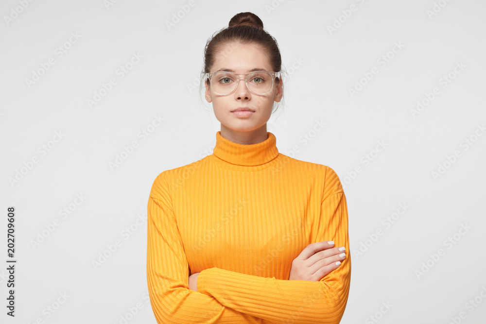 Φωτογραφία Closeup photo of young beautiful woman pictured isolated on grey background in m