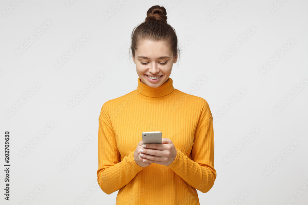 Φωτογραφία Horizontal portrait of beautiful European student girl isolated on gray backgrou