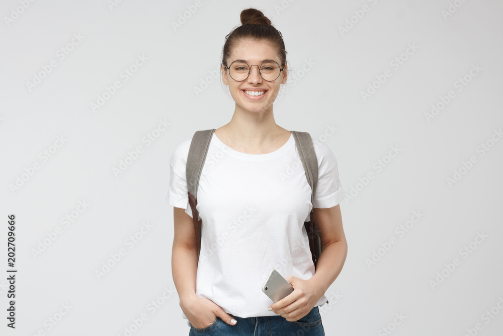 Φωτογραφία Horizontal photo of young beautiful European woman pictured isolated on grey bac
