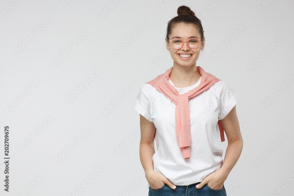 Φωτογραφία Indoor portrait of pretty European Caucasian girl isolated on gray background we