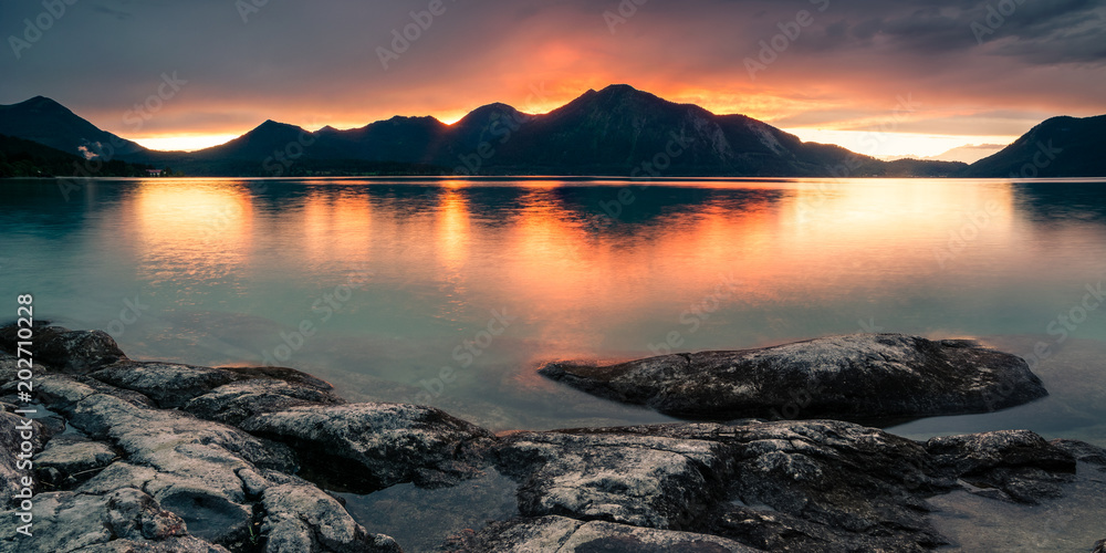 Sonnenuntergang am Walchensee in den Alpen in Deutschland - obrazy, fototapety, plakaty 