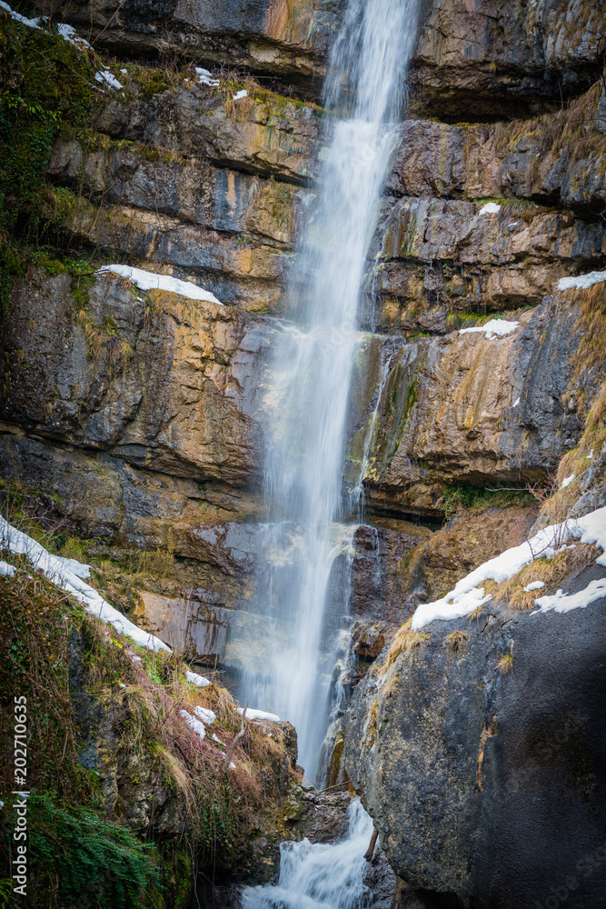 Obraz premium Waterfall in the mountain Austrian village of Hallstatt. Austria