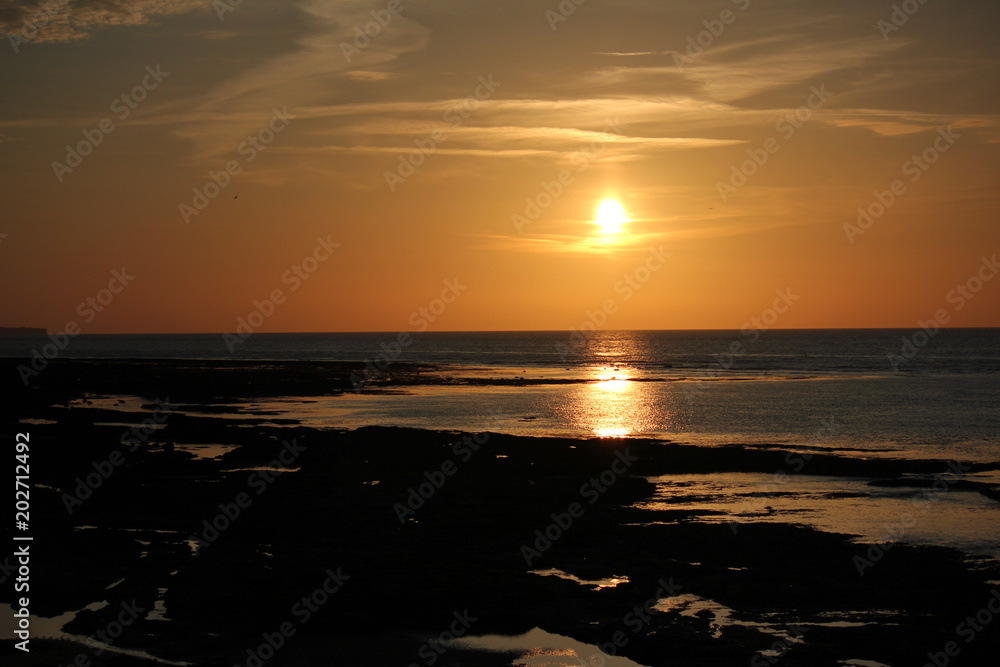 Obraz premium coucher de soleil sur la manche, depuis port en bessin en normandie