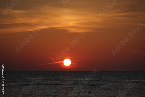 coucher de soleil sur la manche  depuis port en bessin en normandie
