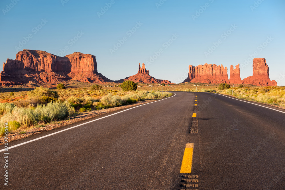 Fotografie Empty scenic highway in Monument Valley