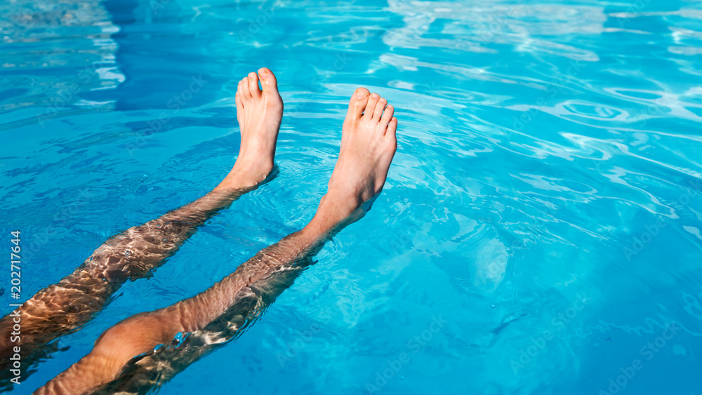 détente des jambes dans la piscine