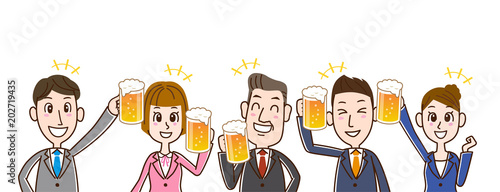 ビールで乾杯するサラリーマンチーム