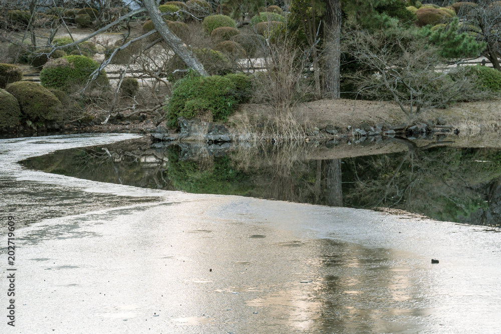 Φωτογραφία 都会の冬の公園　凍った池２