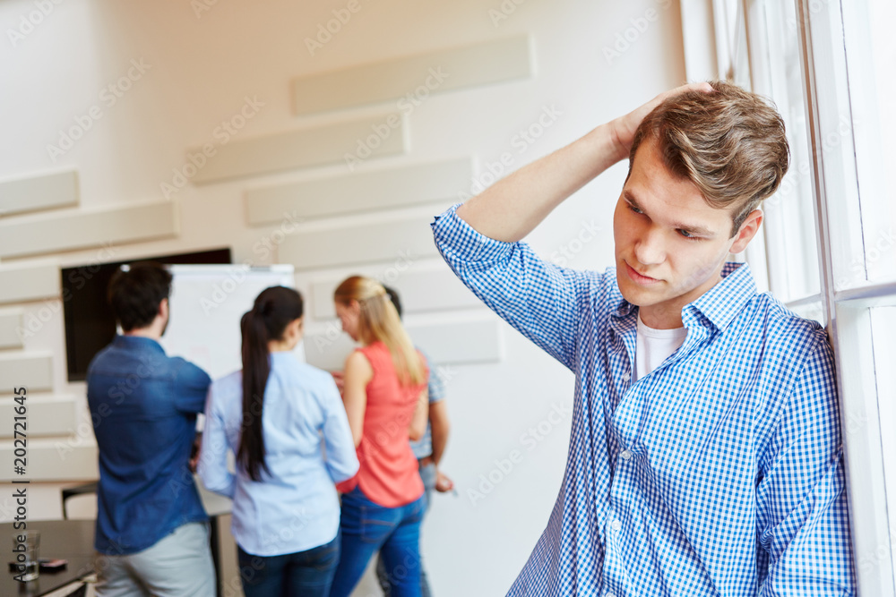 Obraz premium Junger Geschäftsmann beim Nachdenken