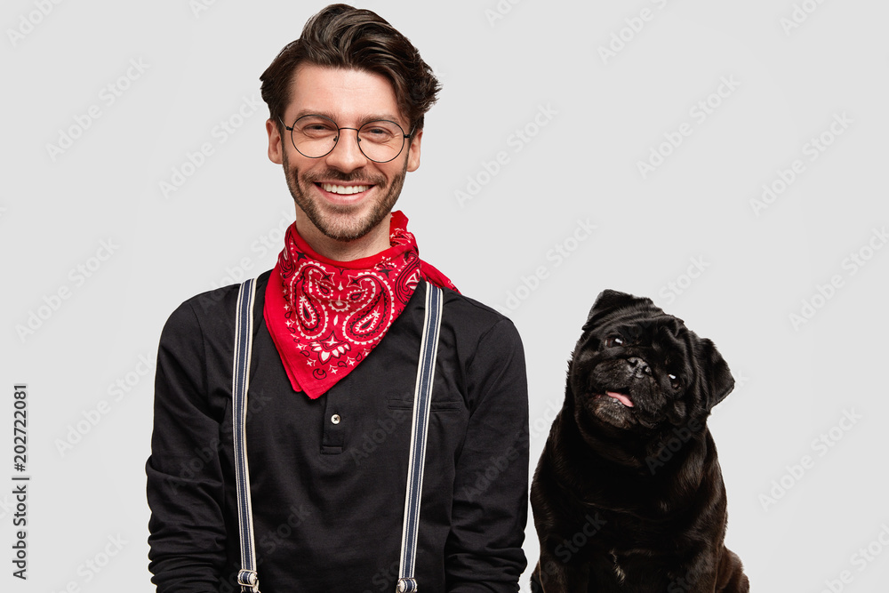 Φωτογραφία Cheerful bearded young male with trendy hairdo, wears stylish shirt and red band