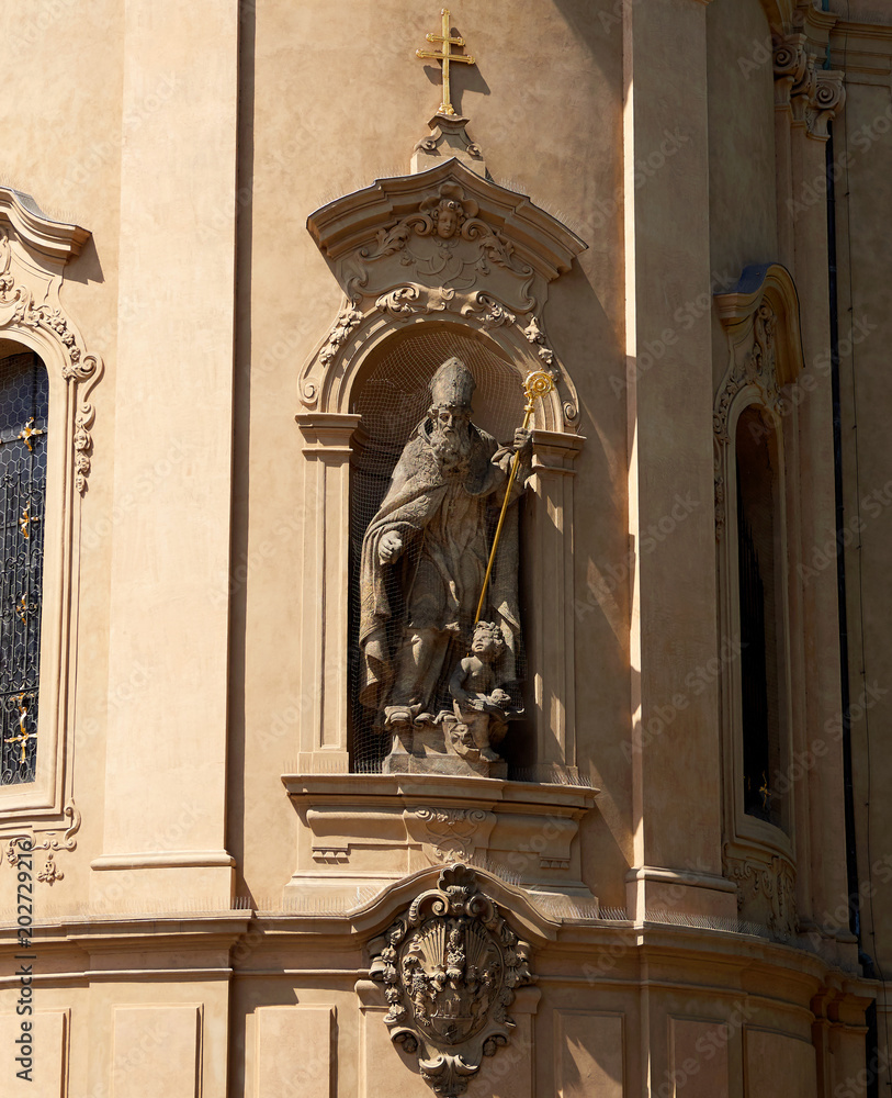 Φωτογραφία PRAGUE, CZECH REPUBLIC - MAY 16, 2017: Religious sculptures on the exterior of a church in the centre of Prague