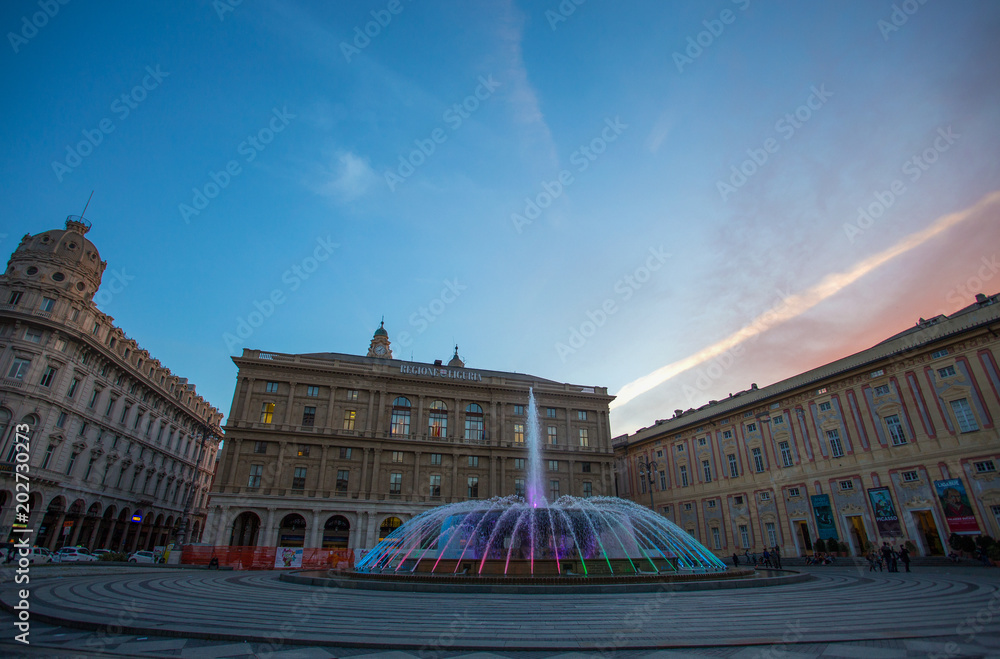 Φωτογραφία GENOA (GENOVA), ITALY, APRIL 16, 2018 - View of De Ferrari Square with the fountain at sunset in Genoa, the heart of the city, Italy