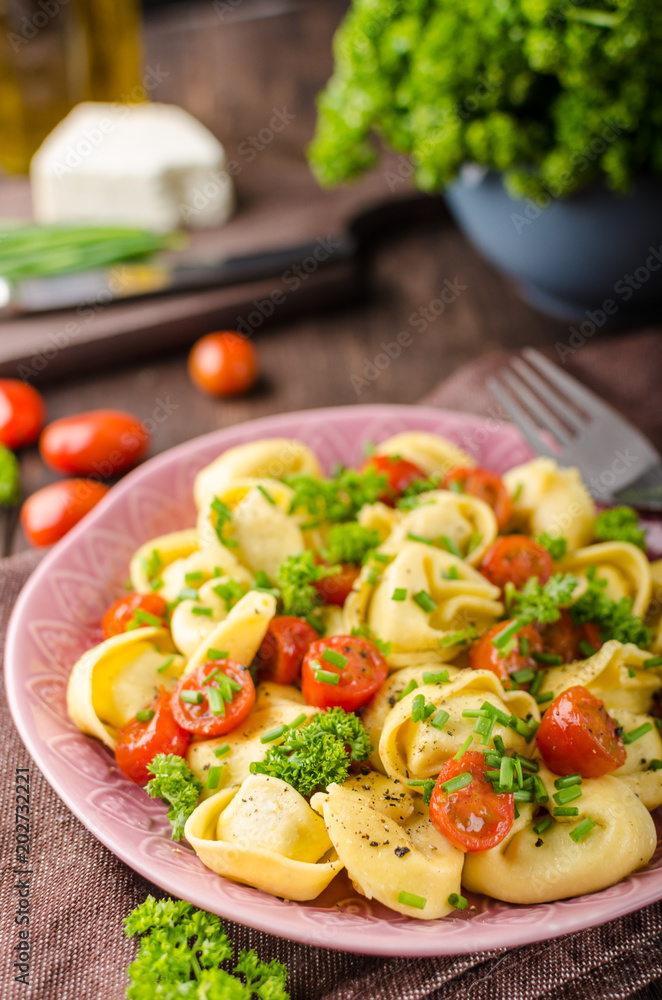 Filled tortellini with herbs, tomatoes