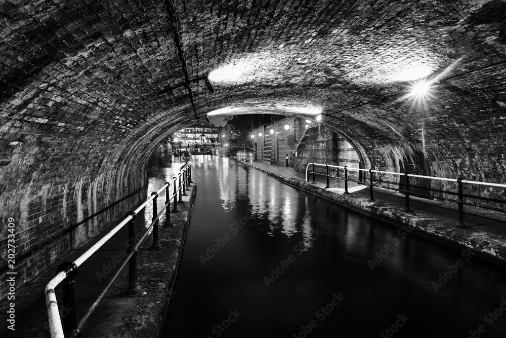 Φωτογραφία Tunnel in the city center during the rain at night, famous Birmingham canal in UK