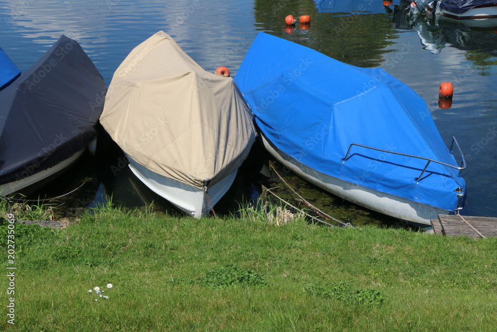 Hibernating boats in the water, Boote im Wasser überwintern