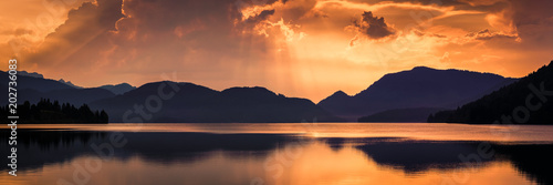 Sonnenaufgang mit Gewitter über See in den Bergen - Walchensee Panorama