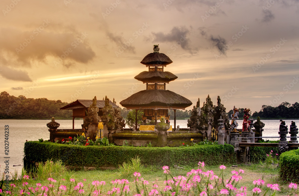 Obraz premium Pura Ulun Danu Bratan temple on the Bratan lake, Bali, Indonesia