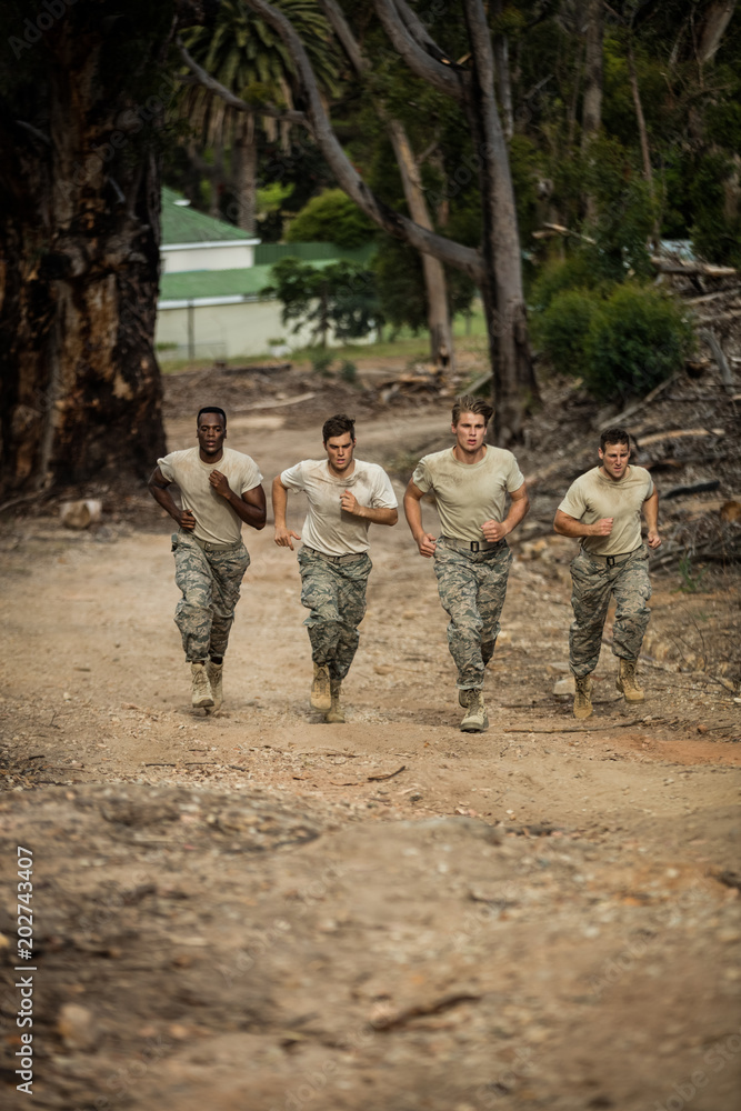 Naklejka premium Soldiers running