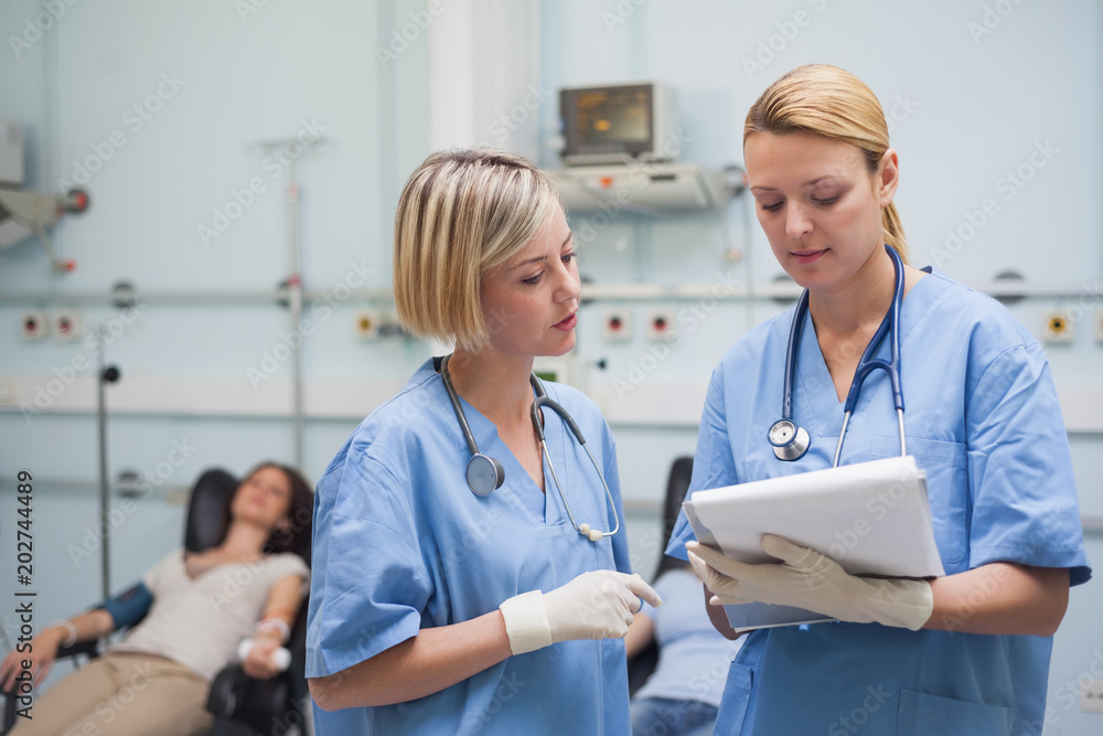 Εκτύπωση καμβά Nurses looking at a clipboard