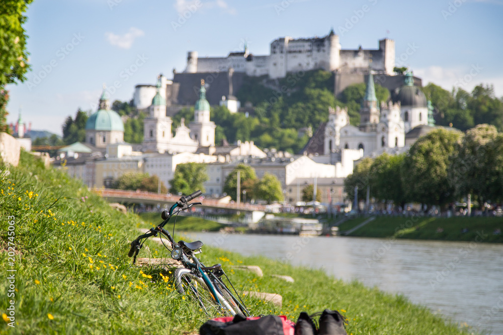 Fototapeta premium Fahrrad-Stadt Salzburg: Fahrrad im Vordergrund, Altstadt-Kulisse im Hintergrund