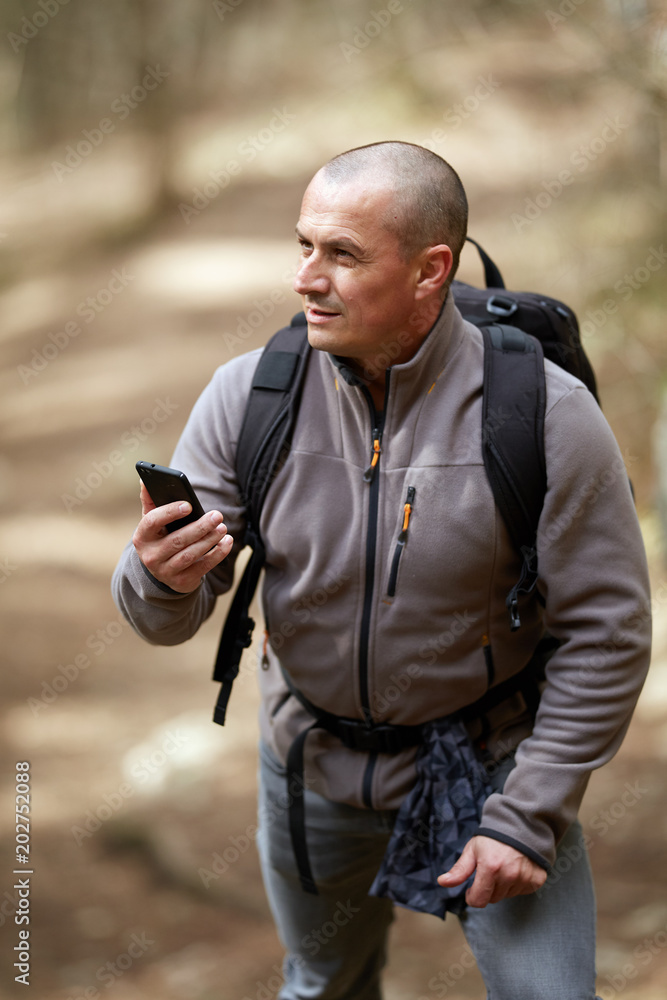 Obraz premium Man checking gps on a trail